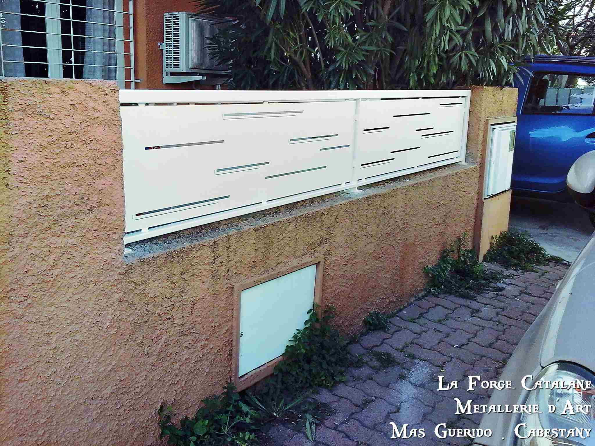 rehausse cloture decoupe laser thermolaquage blanc forge catalane.jpg